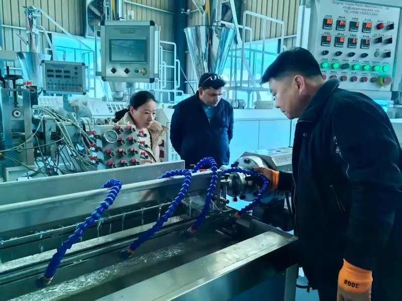 India kliendi jaoks kohapeal töötav kummist niisutustoru masin