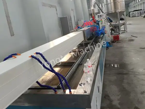 Hiina PVC vihmaveerennide profiilide valmistamise masin