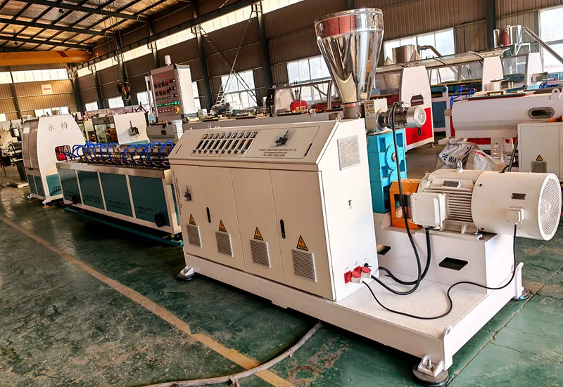 Kummist leotusvooliku valmistamise masin