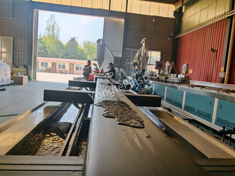 Tahkest plastist saematerjali valmistamise masin